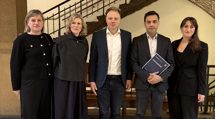 Studieskolens personale efter underskrift af kontrakt på Københavns Rådhus